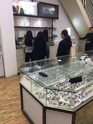 普寧網(wǎng)紅眼鏡店全城再掀熱潮，新店開(kāi)業(yè)四折鉅惠引爆社交圈